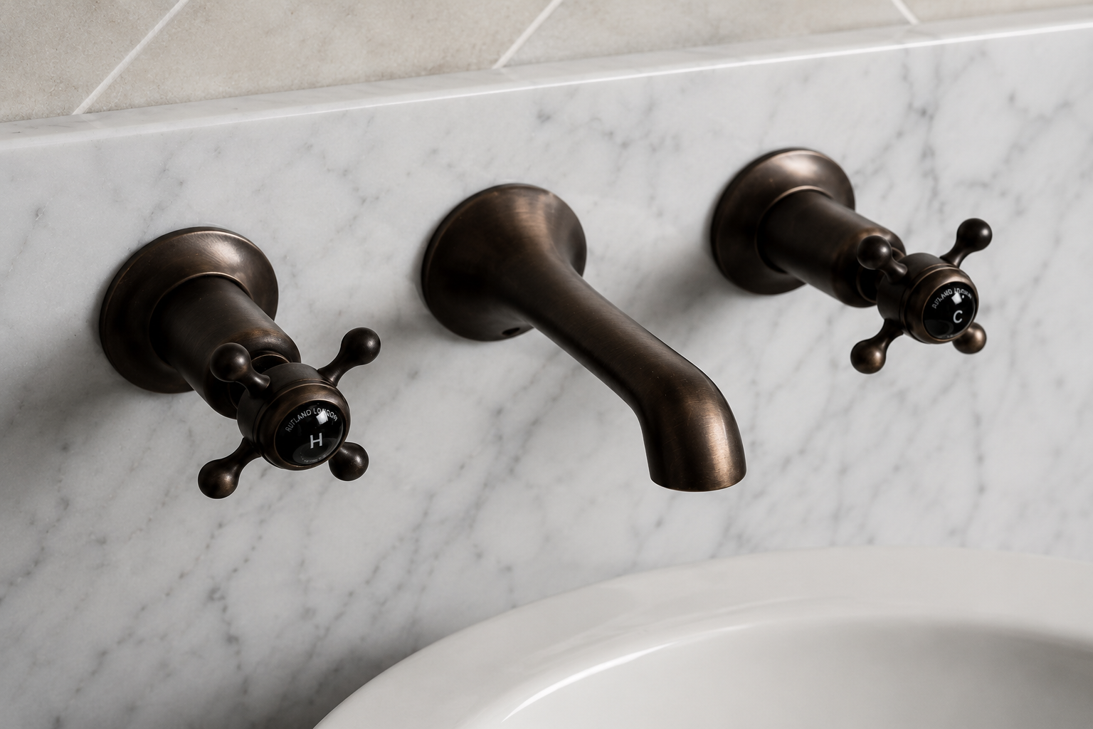 Traditional Bathroom Taps: How to Choose Taps for a Timeless Bathroom